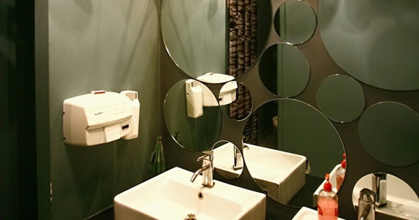 Fitting a mirror in the bathroom: It takes art too!