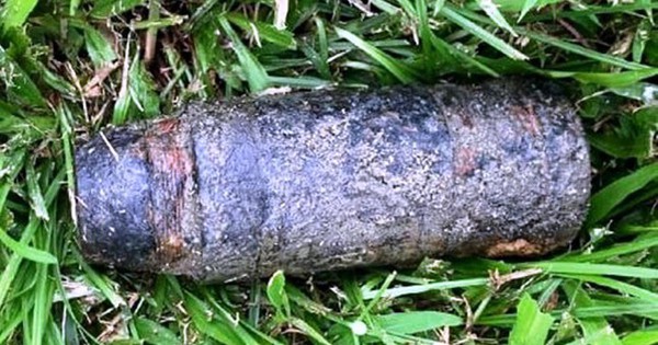 The 105 mm cannon warhead suddenly appeared on the lawn along the Perfume River