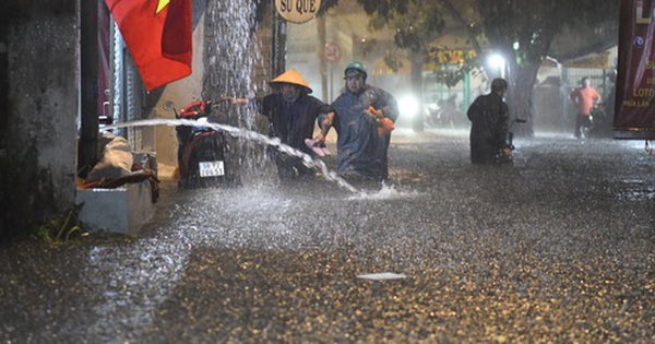 Heavy rain lasted, late on April 29, many places in Ho Chi Minh City were still flooded