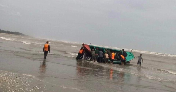 On the way back from fishing at sea, the fisherman was hit by the waves and his boat was lost