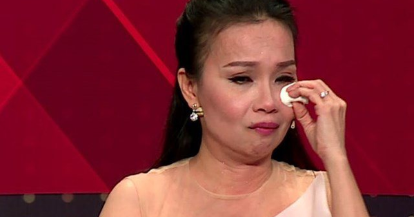 Cam Ly choked up in front of the teacher who struggled to earn money to treat cancer for his students