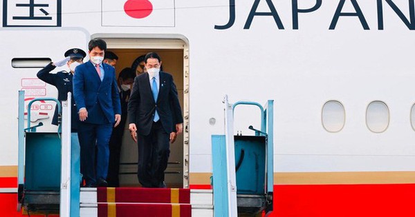 Japanese Prime Minister alights at Noi Bai airport, begins his official visit to Vietnam
