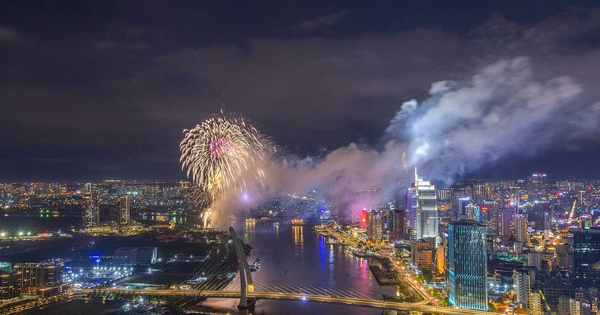 Thousands of people watch fireworks in the sky of Ho Chi Minh City after 2 years of absence