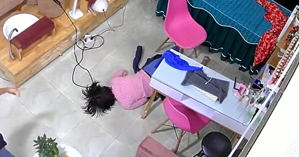 The woman suddenly collapsed on the floor, fainting while at the shampoo shop