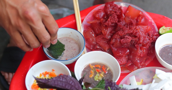 80 years old red jellyfish restaurant, welcomes hundreds of customers every day in Hanoi