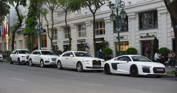 The giant Ha Thanh brought a set of supercars and luxury cars worth hundreds of billions of dong to the streets at the beginning of the week