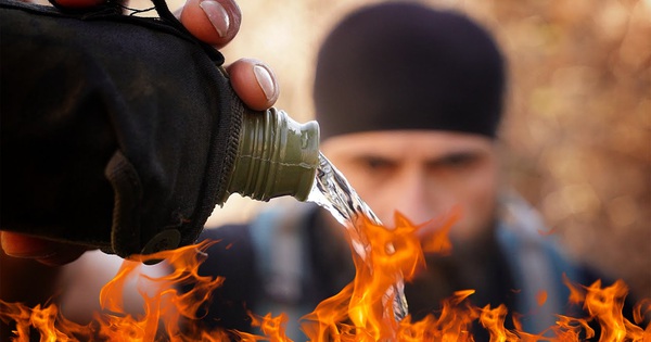 The man uses water to create… fire, the secret to survival in case of emergency!