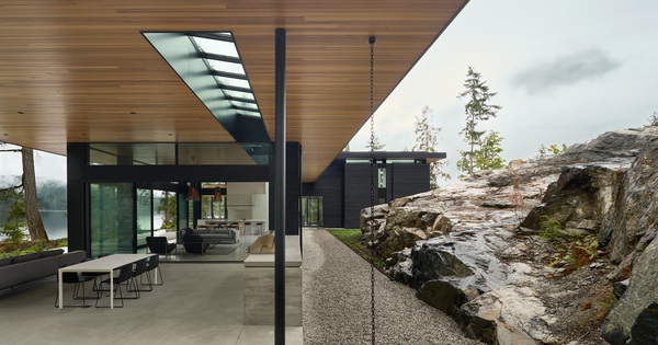 The house ‘two fronts’ is surrounded by magnificent mountains and rivers
