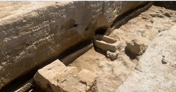 Unexpectedly dug an intact cemetery located underground in Spain