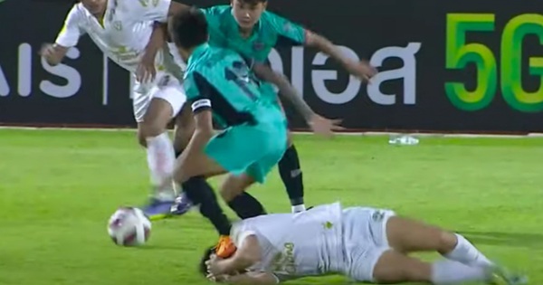 Thai players perform unsportsmanlike behavior, grabbing their hair and kicking the opponent’s head