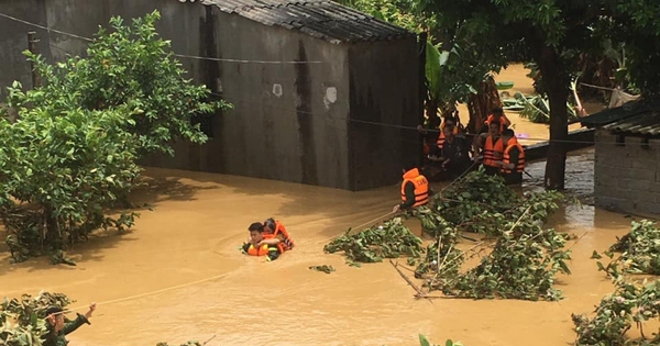 Lang Son police immersed themselves in the flood to rescue trapped people