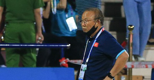 The silence of Coach Park, assistant Lee after Hung Dung tore the net of Myanmar U23