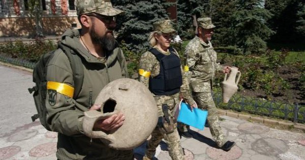 While digging a defensive trench, Ukrainian soldiers were surprised to discover precious artifacts