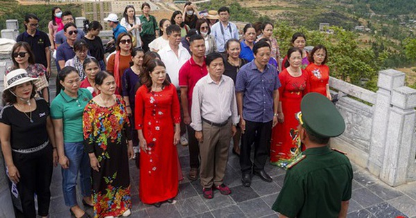 Ha Giang tourism transforms, visitors are immersed in the ravishing beauty of the rocky plateau