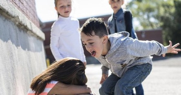 Children are constantly bullied in class, holding back or hitting back is not the right way, the effective way parents need to teach from the time their children turn 3