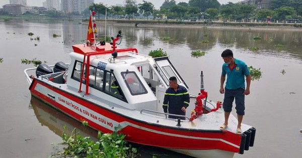 The frogman ‘dives’ for hours looking for the girl to jump from the bridge to commit suicide