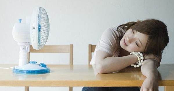 No matter how hot it is, don’t turn on the fan like this to avoid fatigue