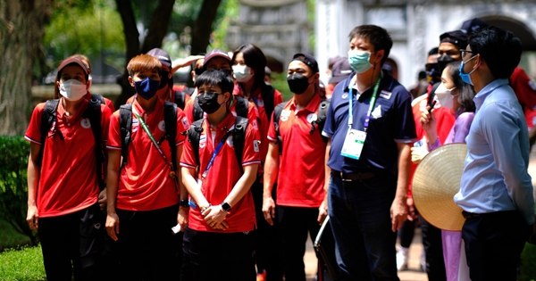 The Thai rattan bridge team wears hats to play around Hanoi