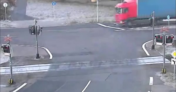 Trying to cross the track, the container was hit by a train and “lost its head”