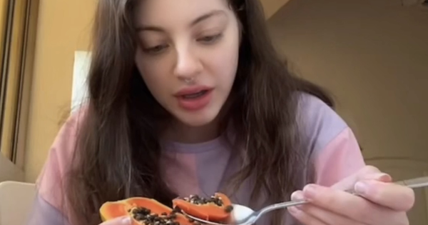 The first time trying papaya, the Western girl ate all the seeds, making netizens watch 3 funny parts