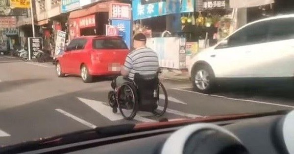 The old man runs a wheelchair 50km/h, going faster than a car, shocking people to see