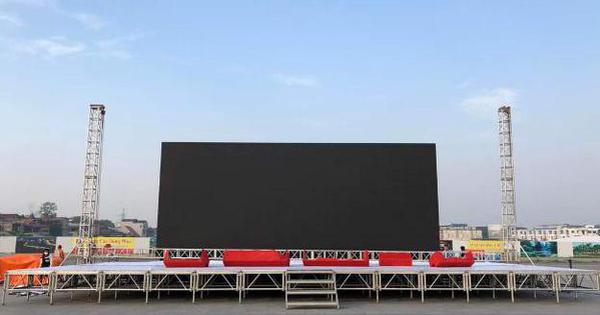 Install a large LED screen to serve people to watch the 31st SEA Games men’s soccer final match