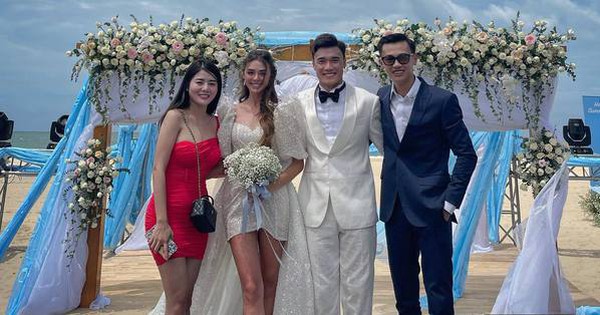 Goalkeeper Bui Tien Dung held a wedding party with his girlfriend born in 2000