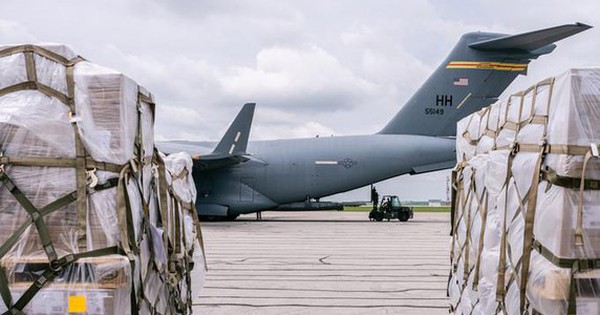 The US is seriously short of milk powder, sending a C-17 military plane to Germany to bring 31 tons of milk home