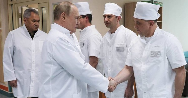 Putin visits soldiers wounded in special operations in Ukraine