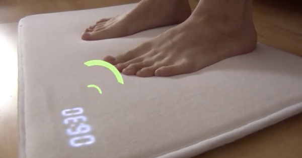 Mandatory alarm mat “scratches” out of bed, anyone who sleeps in will definitely need it!