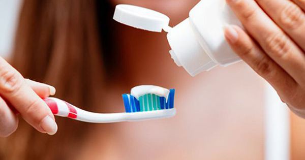 Is it better to brush teeth before or after breakfast?