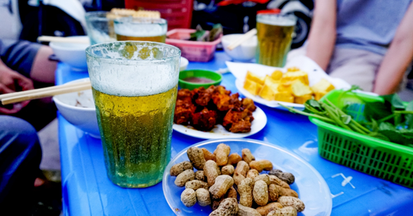 Hanoi draft beer shop “sold money” on a hot day