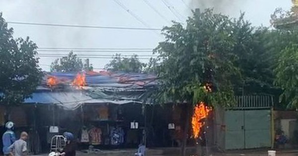 Many people panicked because the electric pole suddenly caught fire, spreading to the whole house