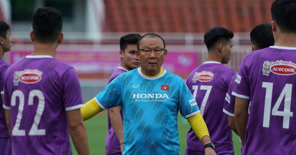 The Vietnamese team had the first training session at Thong Nhat Stadium