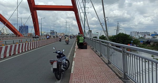 Save the young girl who climbed over the Binh Loi bridge about to jump into the river to commit suicide