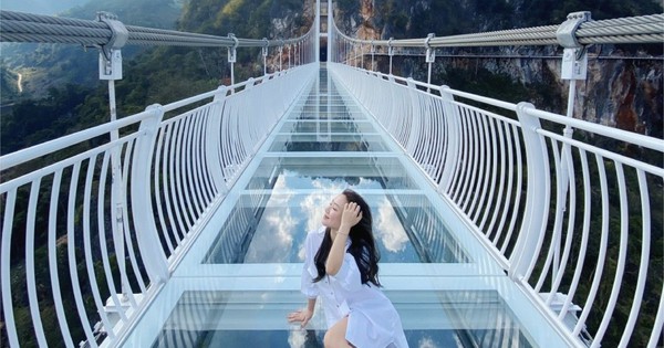 Many foreign newspapers reported on the “wonderful experience” at the record-long glass bridge in Vietnam