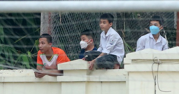 Phu Tho people climb the wall to watch U23 Indonesia practice, welcome in a special way