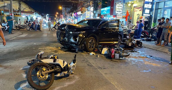 “Crazy car” hit a motorbike lying on the road, many people were seriously injured