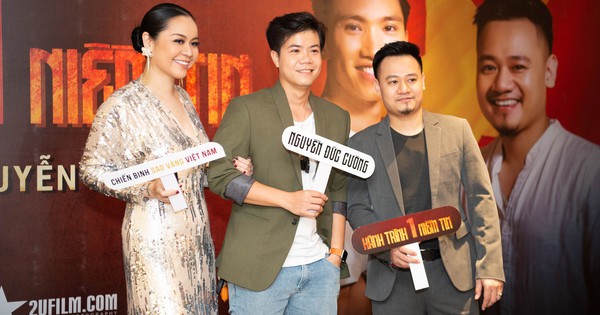 The stars came to congratulate Nguyen Duc Cuong on the new MV