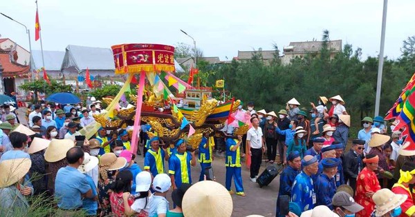 Uniquely, Nhuong You Bridge Festival, thousands of people flock to participate