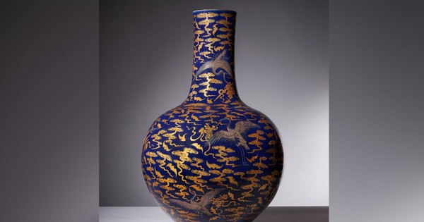 The vase placed in the kitchen costs up to 186,000 USD