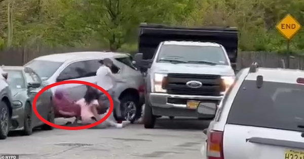 Seeing that her daughter’s car was hit by someone else, her mother ran down to see what happened, she did not expect to fall into a tragedy