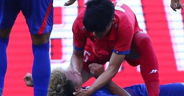 The opponent lay motionless, the Laos U23 player immediately gave first aid