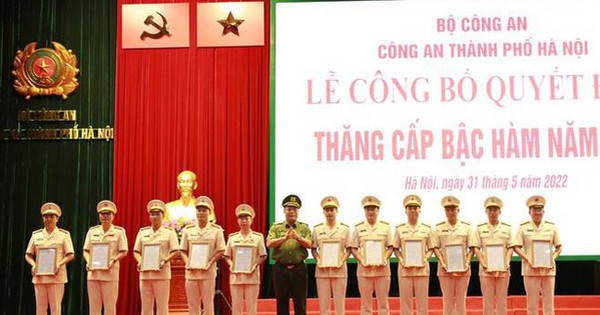 Nearly 6,000 officers and soldiers of the Hanoi Police Department were promoted to the rank of rank