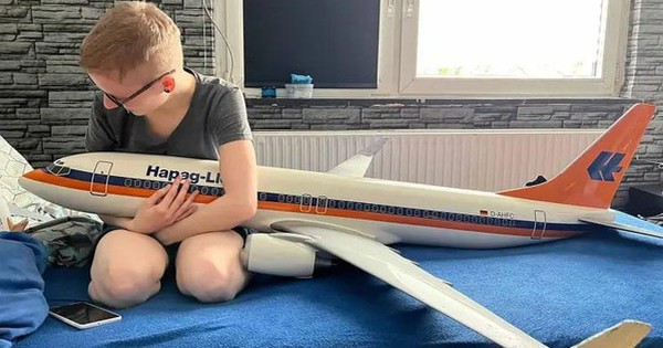 A young girl who loves airplanes and wants to marry a Boeing 737 as her husband