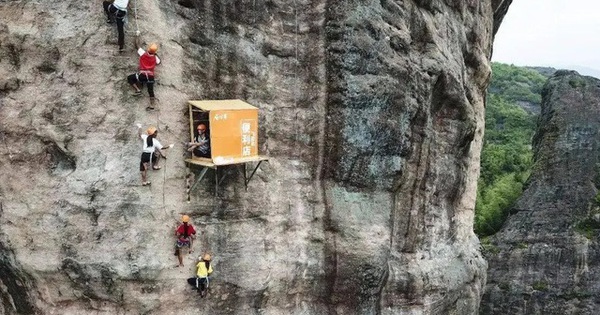 Strangely, the world’s most “inconvenient” convenience store on a cliff in China