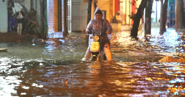 Many streets in Hanoi ‘become a river’ after more than 20 minutes of white rain