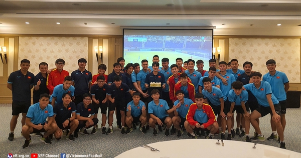 U23 Vietnam celebrated the birthday of fitness coach Park Sung Gyun before the match against Thailand U23