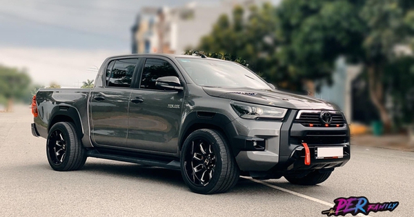 Toyota Hilux lowered the chassis with a set of ‘terrible’ wheels that cost VND 300 million