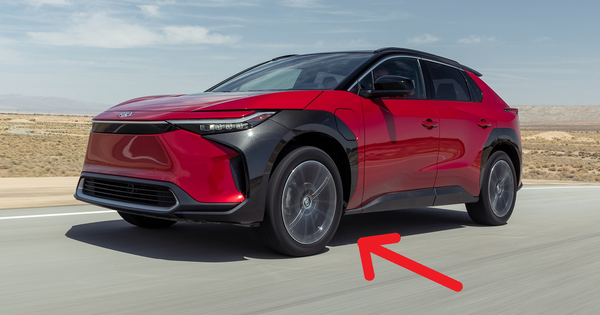 Xe điện "đầu tay" vừa bán ra 2 tháng, Toyota vội nhắn người mua: Đừng dùng cái xe đó nữa!